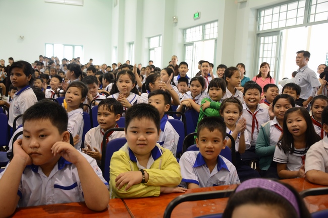 Giving gift portions to pupils on the occasion of Mid-Autumn Festival